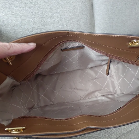 Michael Kors Jet Set Travel Tote Bag - Picture 9 of 11